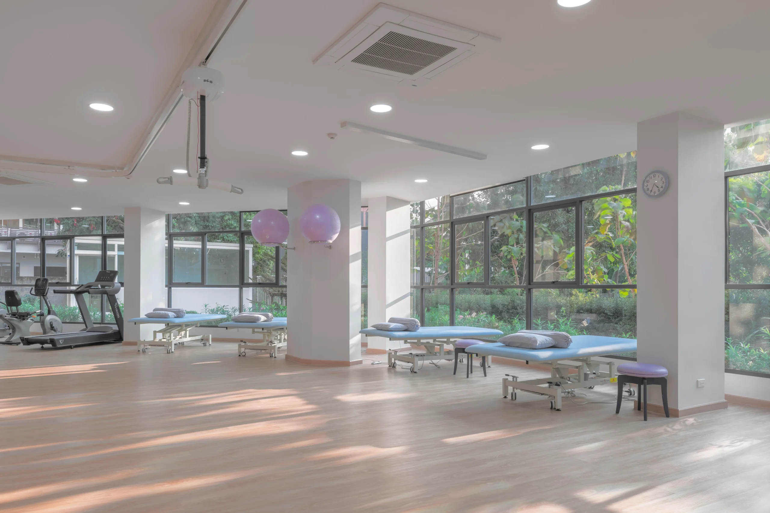 โรงพยาบาลกายภาพบำบัดกันยามีห้องสำหรับทำกายภาพบำบัดขนาดใหญ่