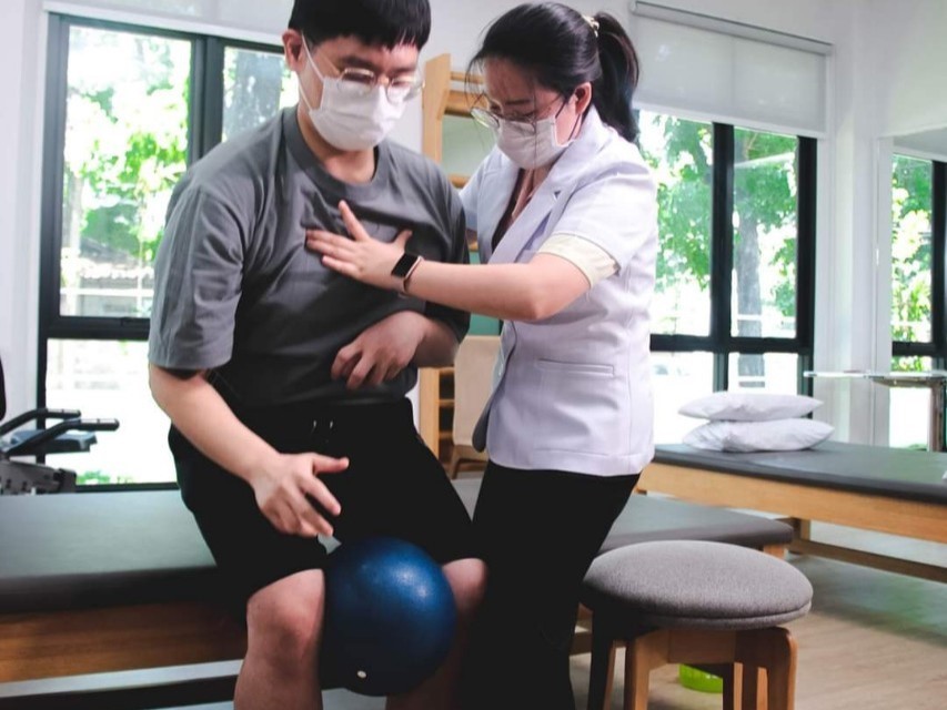 นักกายภาพบำบัดดูแลผู้ป่วยโรคระบบประสาทอย่างใกล้ชิด กันยาคลินิก