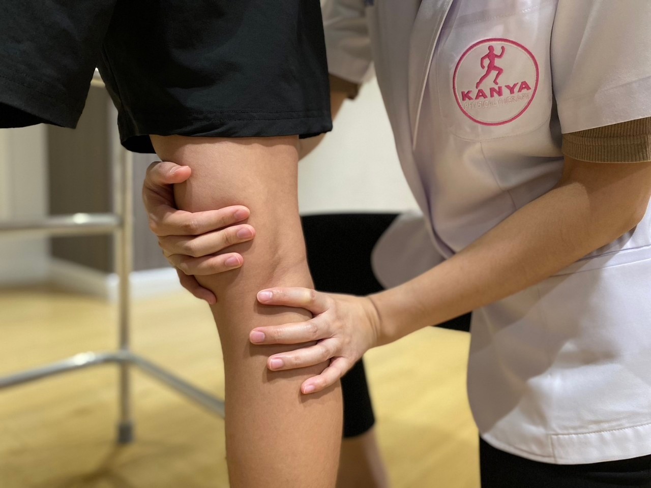 ฝึกเข่า เพื่อให้เดินและทรงตัวดีขึ้น สำหรับผู้ป่วยโรคหลอดเลือดสมอง (Stroke) กันยาคลินิก