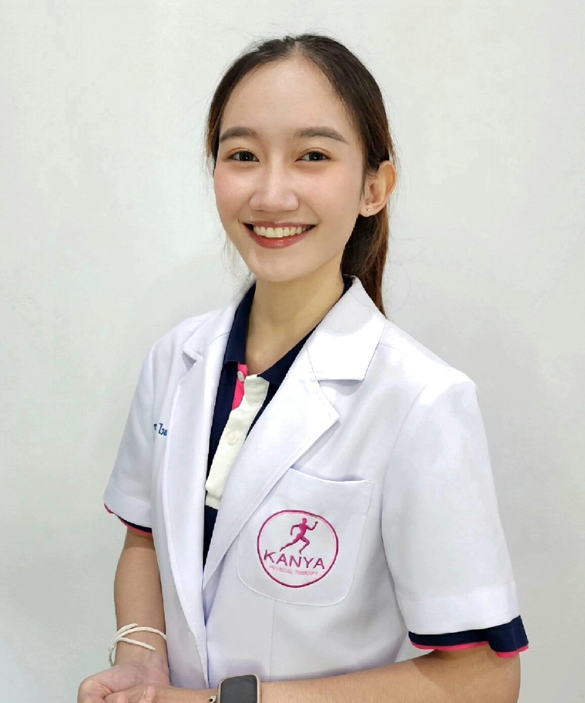 กภ.ชญานิศ ไวพนิชการ นักกายภาพบำบัดประจำกันยา คลินิกกายภาพบำบัด สาขาประชาชื่น มีประสบการณ์ดูแลผู้ป่วยระบบกระดูกและกล้ามเนื้อ และกายภาพบำบัดในผู้สูงอายุ ให้การรักษาแบบใส่ใจและเฉพาะบุคคล