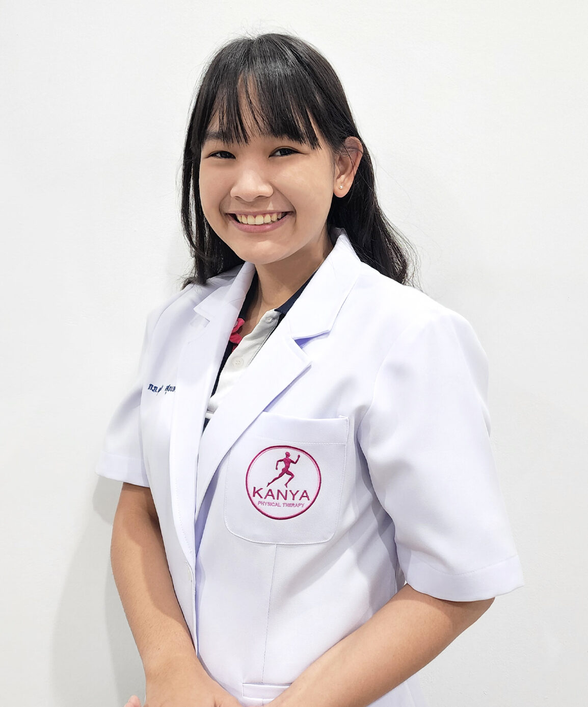 กภ.ดุสิตา สุขเจริญ นักกายภาพบำบัดระบบกระดูกและกล้ามเนื้อ และผู้ป่วยกระดูกสันหลังคด กันยา คลินิกกายภาพบำบัด สาขาประชาชื่น มีความสนใจพิเศษในกีฬาปีนผาโดยเฉพาะ