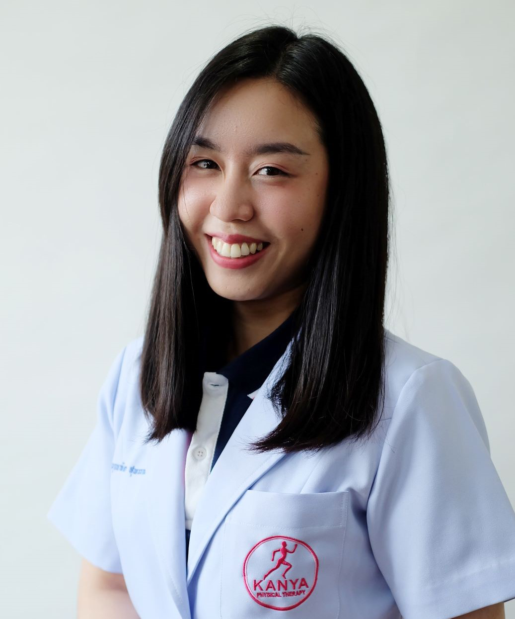 กภ.บุณฑิตา สุพรรณราช นักกายภาพบำบัดผู้มีประสบการณ์ดูเเลผู้ป่วยกระดูกสันหลังคด โดยเฉพาะประจำกันยา คลินิกกายภาพบำบัด สาขาประชาชื่น