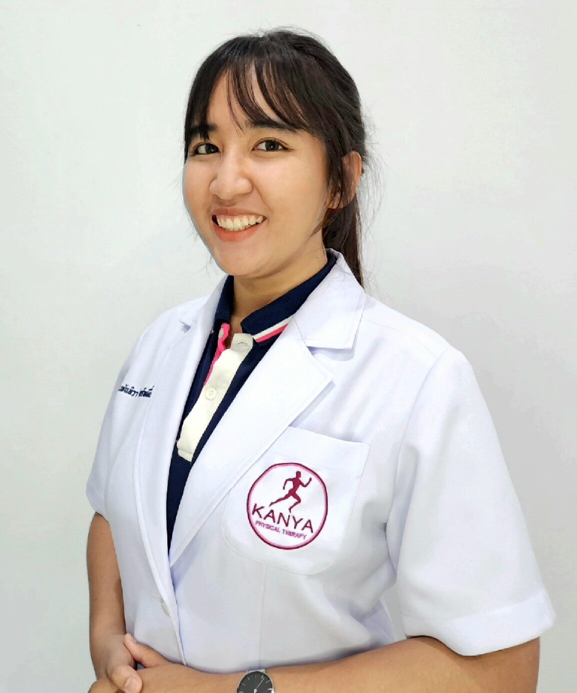 กภ.พันทิวา อินทร์หมื่นไวย์ นักกายภาพบำบัดประจำกันยา คลินิกกายภาพบำบัด สาขาประชาชื่น มีประสบการณ์ดูแลผู้ป่วยระบบกระดูกและกล้ามเนื้อ และกายภาพบำบัดในผู้สูงอายุ ให้การรักษาแบบใส่ใจและเฉพาะบุคคล