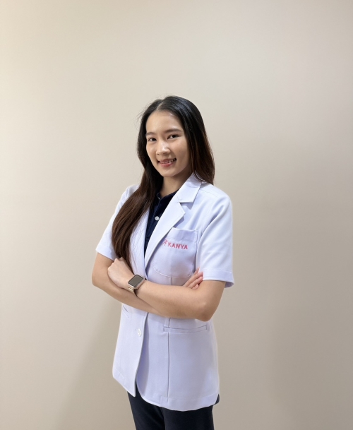 กภ.ริญญรัตน์ ศักดาสันติพงศ์ นักกายภาพบำบัดประจำกันยา คลินิกกายภาพบำบัด สาขาเจริญราษฎร์