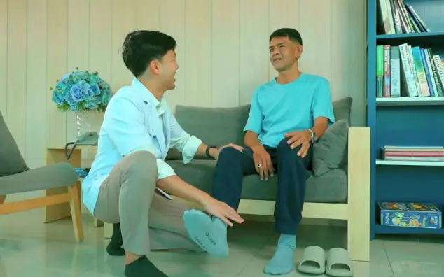 นักกายภาพบำบัดให้คำปรึกษาและวางแผนการรักษาอย่างใกล้ชิด