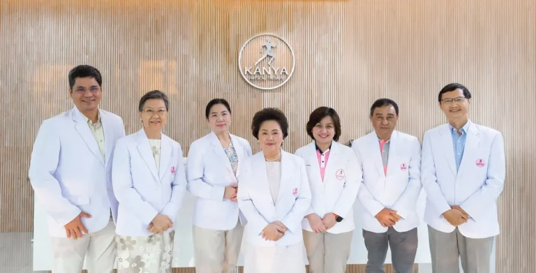 คณะผู้บริหารและที่ปรึกษาผู้ทรงคุณวุฒิ กันยาคลินิกกายภาพบำบัด นำโดย รศ.กันยา ปาละวิวัธน์