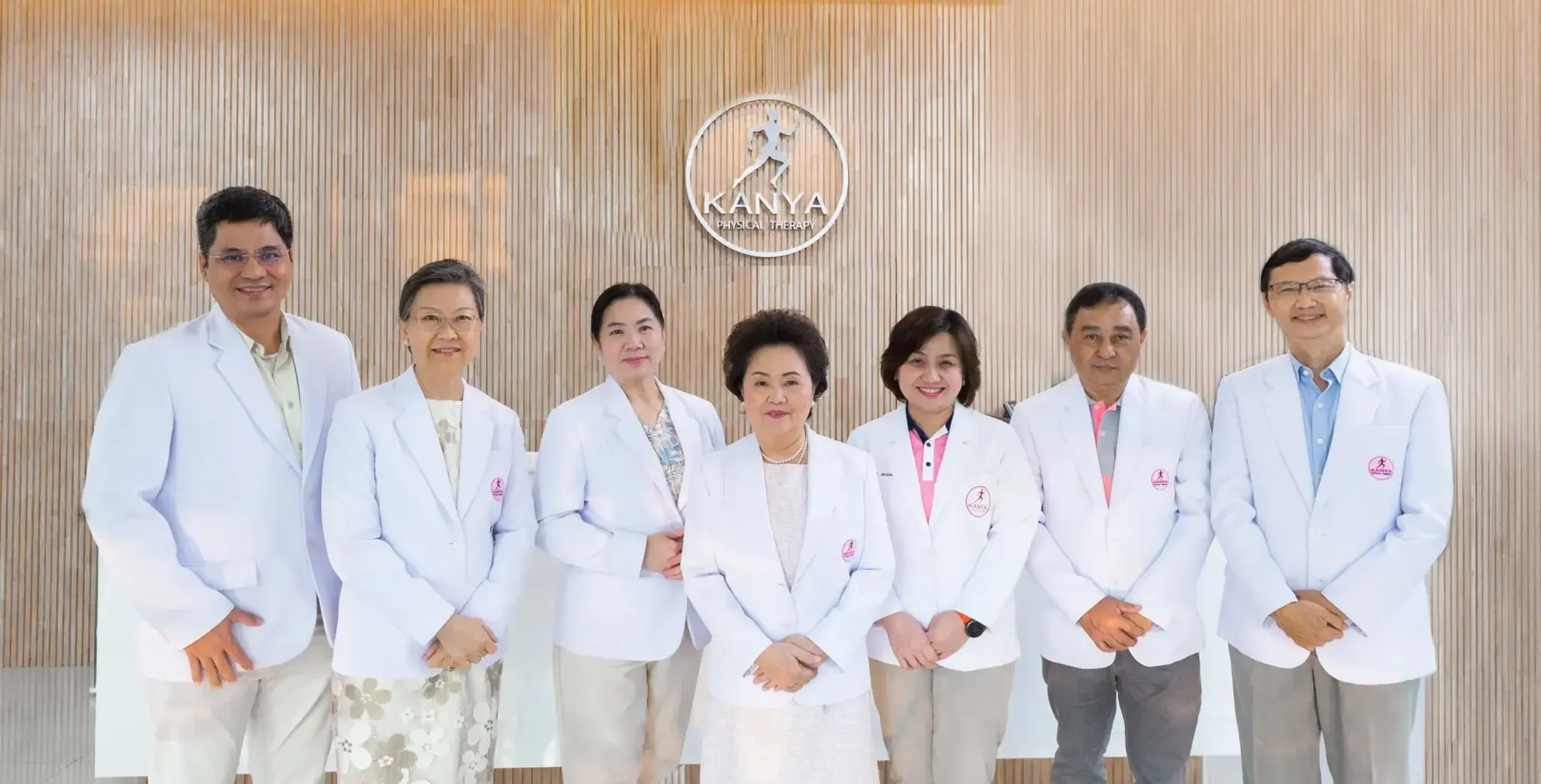 คณะผู้บริหารและที่ปรึกษาผู้ทรงคุณวุฒิ กันยาคลินิกกายภาพบำบัด นำโดย รศ.กันยา ปาละวิวัธน์