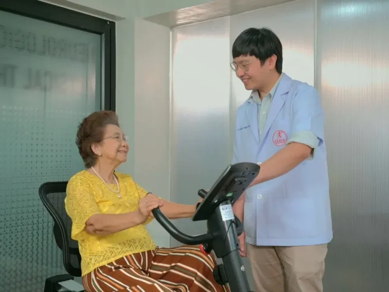 การออกกำลังกายฟื้นฟูร่างกายในผู้สูงอายุ ภายใต้การดูแลของนักกายภาพบำบัด